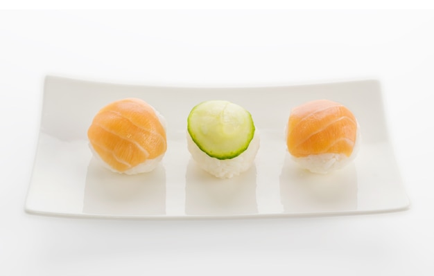 Kleine Nigiri Sushi of Temarizushi op witte plaat