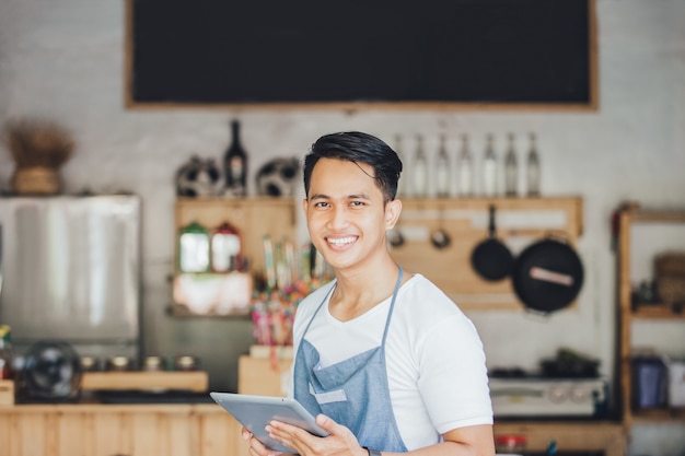 Kleine ondernemer bij zijn coffeeshop