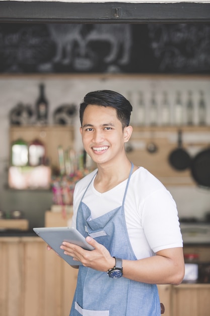 Kleine ondernemer bij zijn coffeeshop