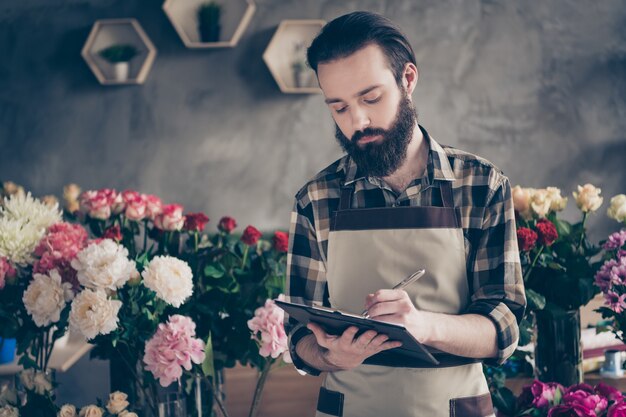 Kleine ondernemer in zijn bloemenwinkel