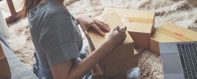 Kleine ondernemers starten een bedrijf aan huis door goederen te regelen met bruine pakketdozen startideeën voor kleine bedrijven aan huis