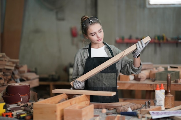 Kleine onderneming van een jonge vrouw op de achtergrond van een meubelatelier