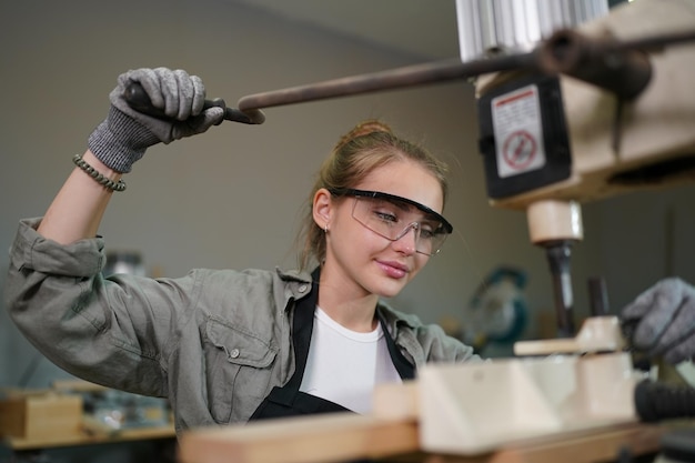 Kleine onderneming van een jonge vrouw op de achtergrond van een meubelatelier