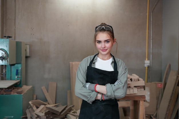 Kleine onderneming van een jonge vrouw op de achtergrond van een meubelatelier