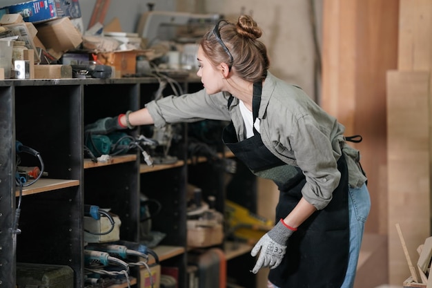 Kleine onderneming van een jonge vrouw op de achtergrond van een meubelatelier