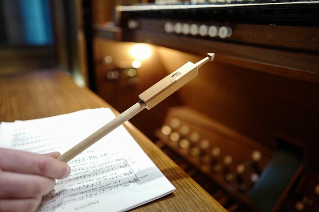 Foto kleine orgelpijp met bladmuziek