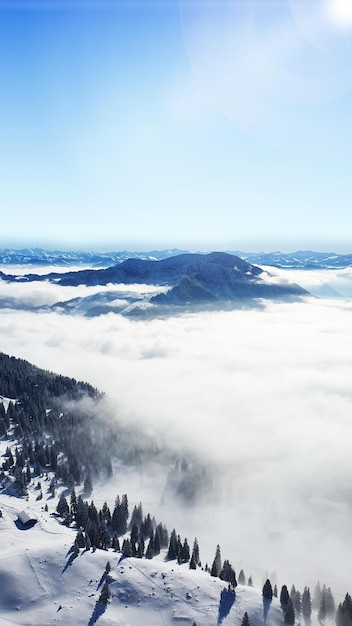 Kleine oude kerk op de berg Prachtige alpine bergen in de winter Bayrischzell Beieren Duitsland