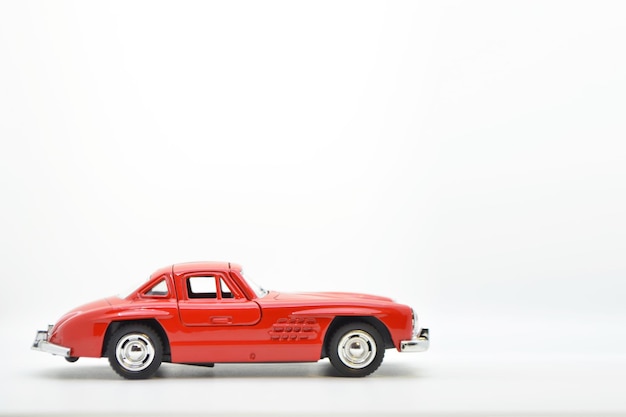 Kleine oude model speelgoedauto geïsoleerd op background