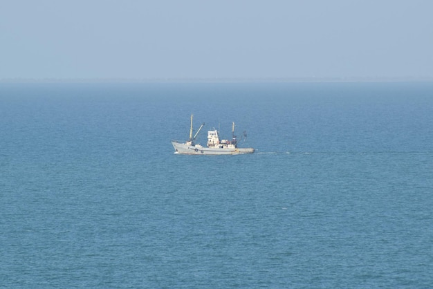 Kleine oude schip in de zee Taman Bay