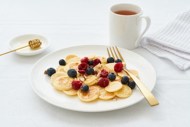 Kleine pannenkoeken, kleine dunne grappige crumpet, kindervoeding.