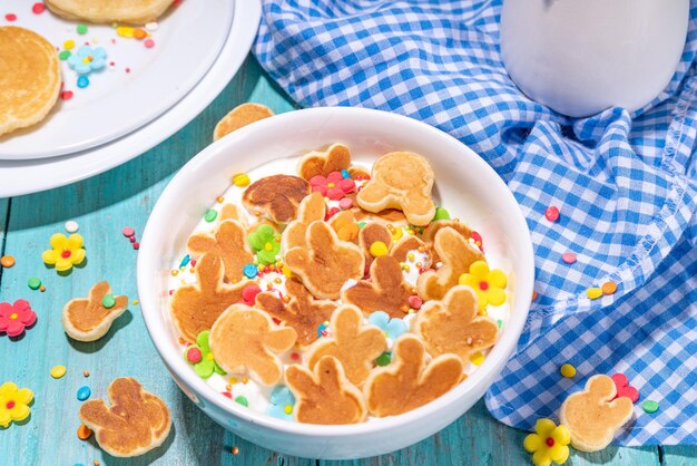 Kleine pannenkoekjes in de vorm van een konijn