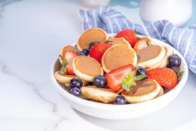 Kleine pannenkoekjes met aardbei