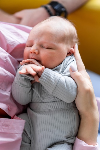 Kleine pasgeboren baby in de handen, moeder in de hand, klein kind.