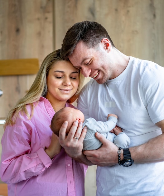 Foto kleine pasgeboren handen vasthouden baby op de handen van een paar familie