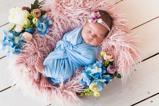 Foto kleine pasgeboren in bloemenmand