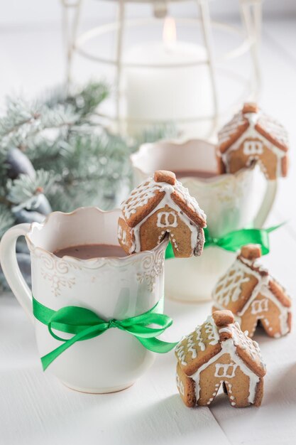 Kleine peperkoekhuisjes met lekkere cacao voor de kerst