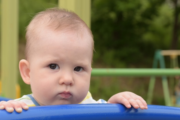 Kleine peuterjongen op de speelplaats