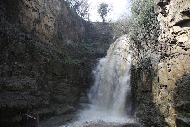 kleine pittoreske bergwaterval Tbilisi