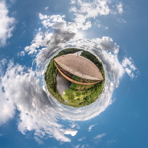 Kleine planeet Bolvormig uitzicht in een veld op een mooie dag met mooie wolken