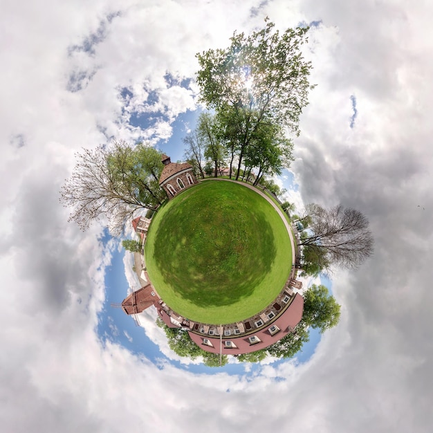 Kleine planeet Bolvormige luchtfoto in een veld op een mooie dag met mooie wolken