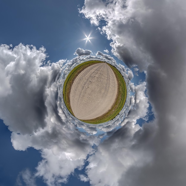 Kleine planeet in blauwe bewolkte hemel met prachtige wolken met transformatie van bolvormig panorama 360 graden bolvormige abstracte luchtfoto Kromming van de ruimte