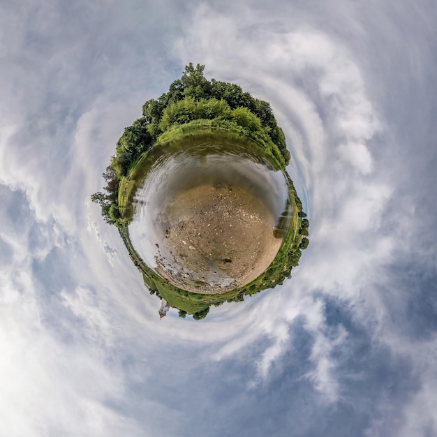 Kleine planeet in blauwe lucht met prachtige wolken transformatie van bolvormig panorama 360 graden bolvormige abstracte luchtfoto kromming van de ruimte