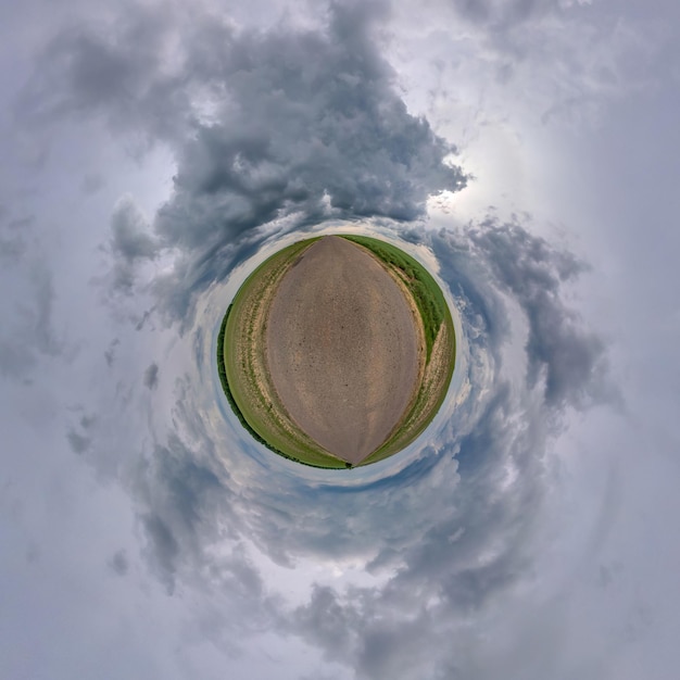 Kleine planeet in blauwe lucht met prachtige wolken Transformatie van bolvormig panorama 360 graden Bolvormige abstracte luchtfoto Kromming van de ruimte