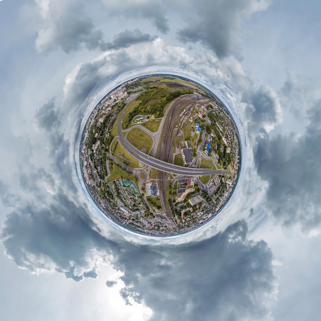 Kleine planeet in de lucht met wolken met uitzicht op de oude stad stedelijke ontwikkeling historische gebouwen en kruispunten Transformatie van bolvormig 360 panorama in abstracte luchtfoto