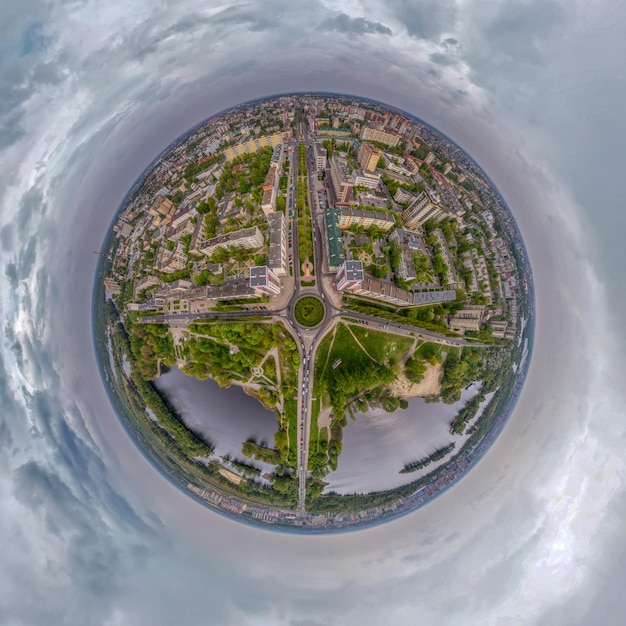 kleine planeet met stadskruispunt aan de oever van de rivier