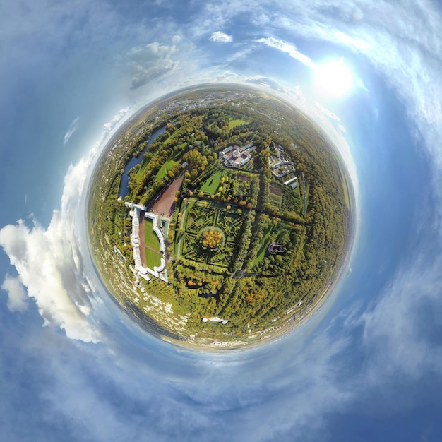Foto kleine planeet op het alexandrovsky-park in pushkin foto van hoge kwaliteit
