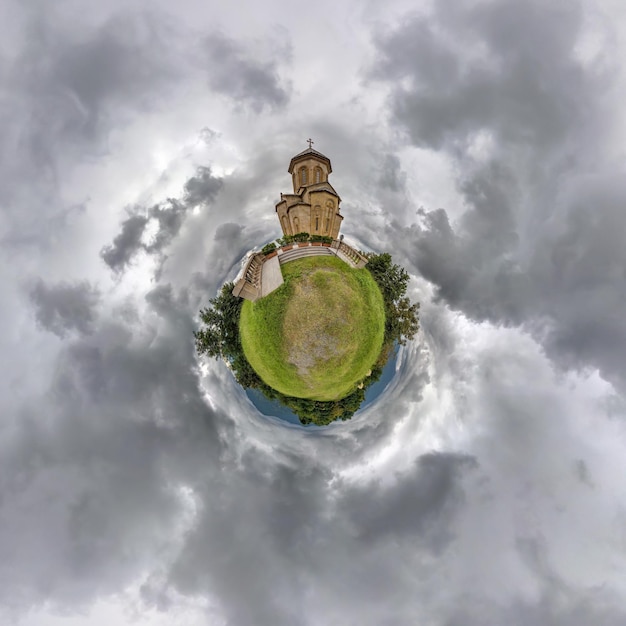 Kleine planeet transformatie van bolvormig panorama 360 graden Bolvormige abstracte luchtfoto in de buurt van Sameba kerk Georgië Kromming van de ruimte