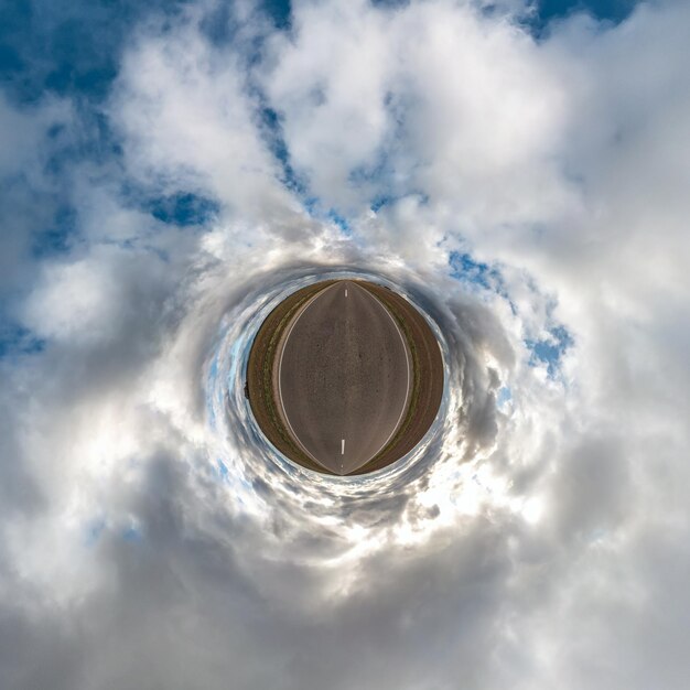 Kleine planeet transformatie van bolvormig panorama 360 graden bolvormige abstracte luchtfoto in veld met geweldige mooie wolken Kromming van de ruimte