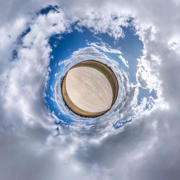 Kleine planeet transformatie van bolvormig panorama 360 graden bolvormige abstracte luchtfoto in veld met geweldige mooie wolken Kromming van de ruimte