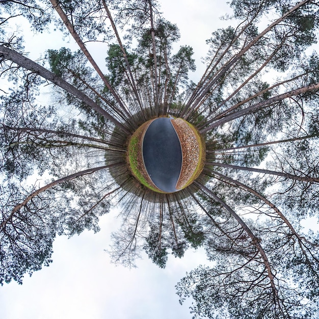 Kleine planeet transformatie van bolvormig panorama 360 graden bolvormige abstracte luchtfoto in veld met geweldige mooie wolken Kromming van de ruimte