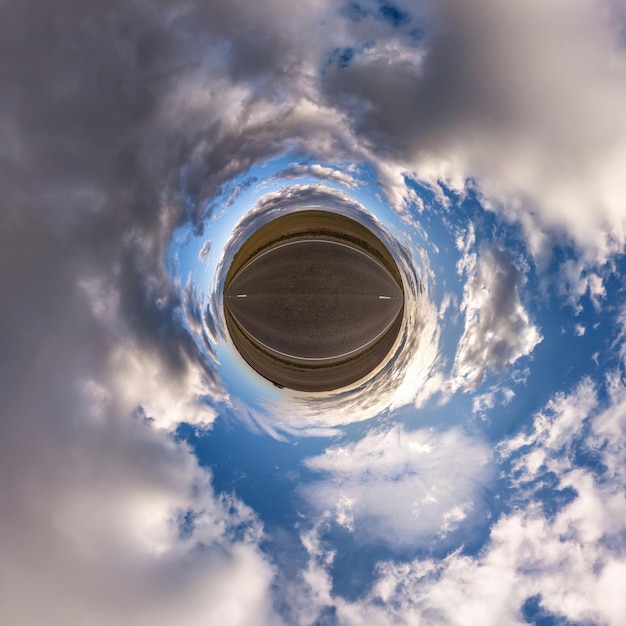 Kleine planeet transformatie van bolvormig panorama 360 graden bolvormige abstracte luchtfoto in veld met geweldige mooie wolken Kromming van de ruimte