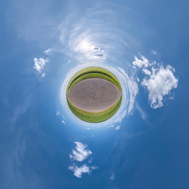 Kleine planeettransformatie van bolvormig panorama 360 graden Bolvormige abstracte luchtfoto in veld met heldere lucht en geweldige mooie wolken Kromming van de ruimte