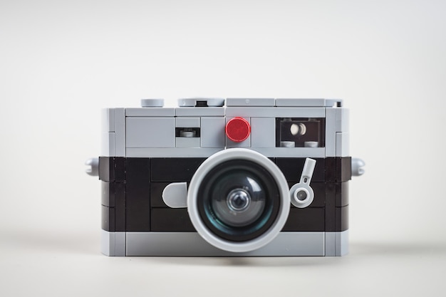 kleine plastic camera op een witte achtergrond