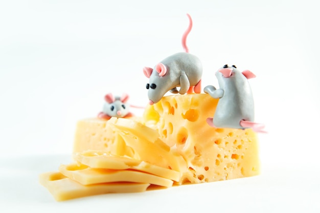 Kleine plasticine muizen en een stuk kaas met gaten.