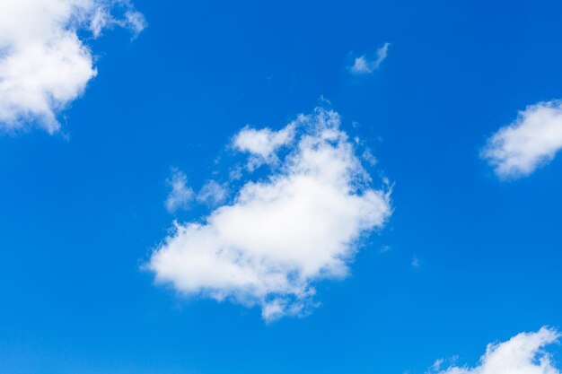 Kleine pluizige wolk in donkerblauwe lucht in de zomerdag