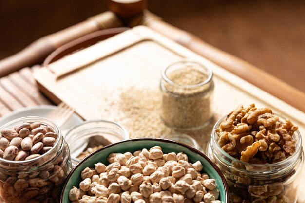 Kleine pot met quinoa op rustiek tafelblad bekijken gezonde voeding en snack