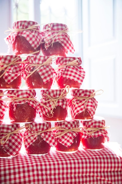 Kleine potjes tomatensaus