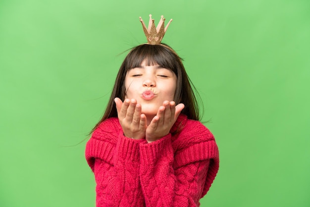 Kleine prinses met kroon over geïsoleerde chroma key achtergrond