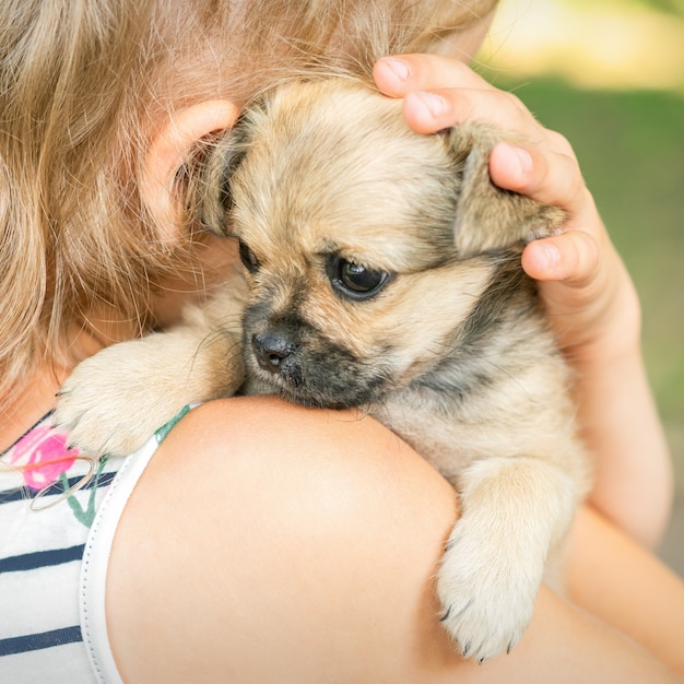 Kleine pup zittend op de schouder