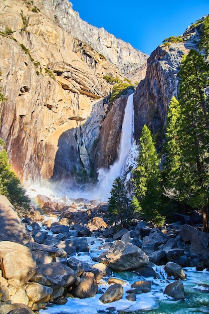 Kleine regenboog bij bevroren Yosemite Lower Falls begin april