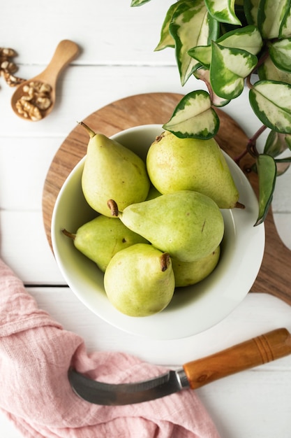 Kleine rijpe biologische en zoete peren in een houten plank