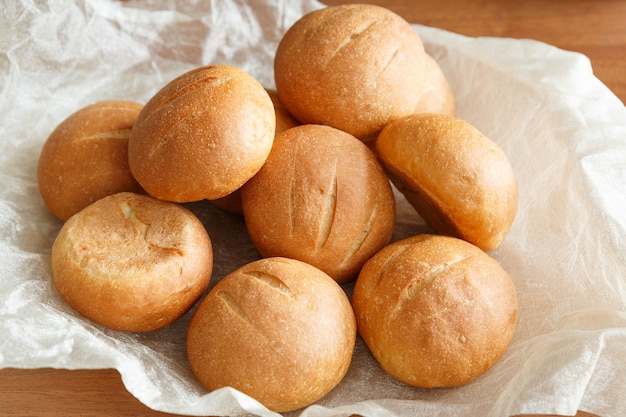 Kleine ronde broodjes voor het ontbijt