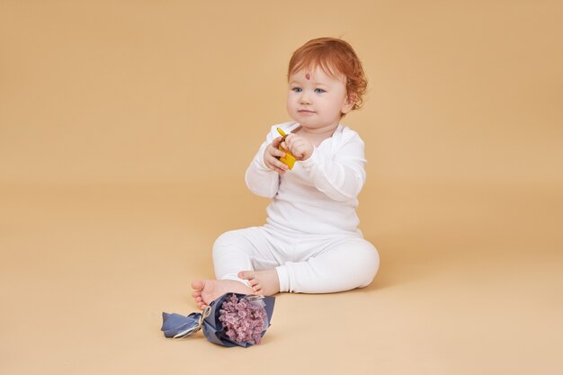 Kleine roodharige babymeisje spelen