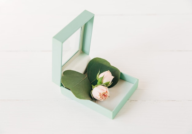 Kleine rozen en stijlvol mint cadeau boxtop viewcreatieve minimalistische compositie