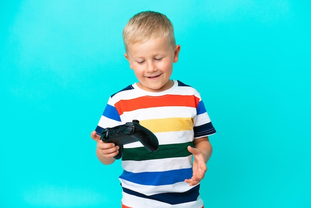 Kleine Russische jongen spelen met een videogamecontroller over geïsoleerde achtergrond