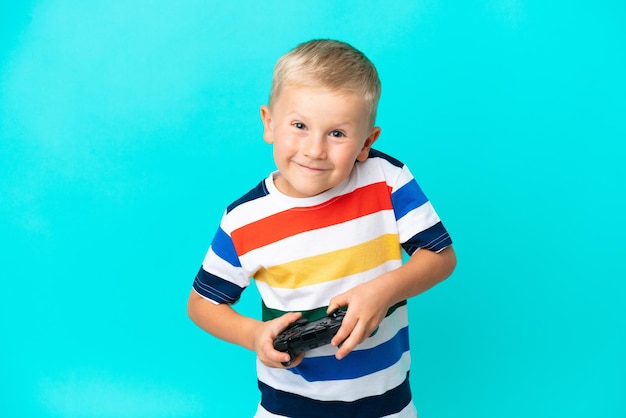 Kleine Russische jongen spelen met een videogamecontroller over geïsoleerde achtergrond